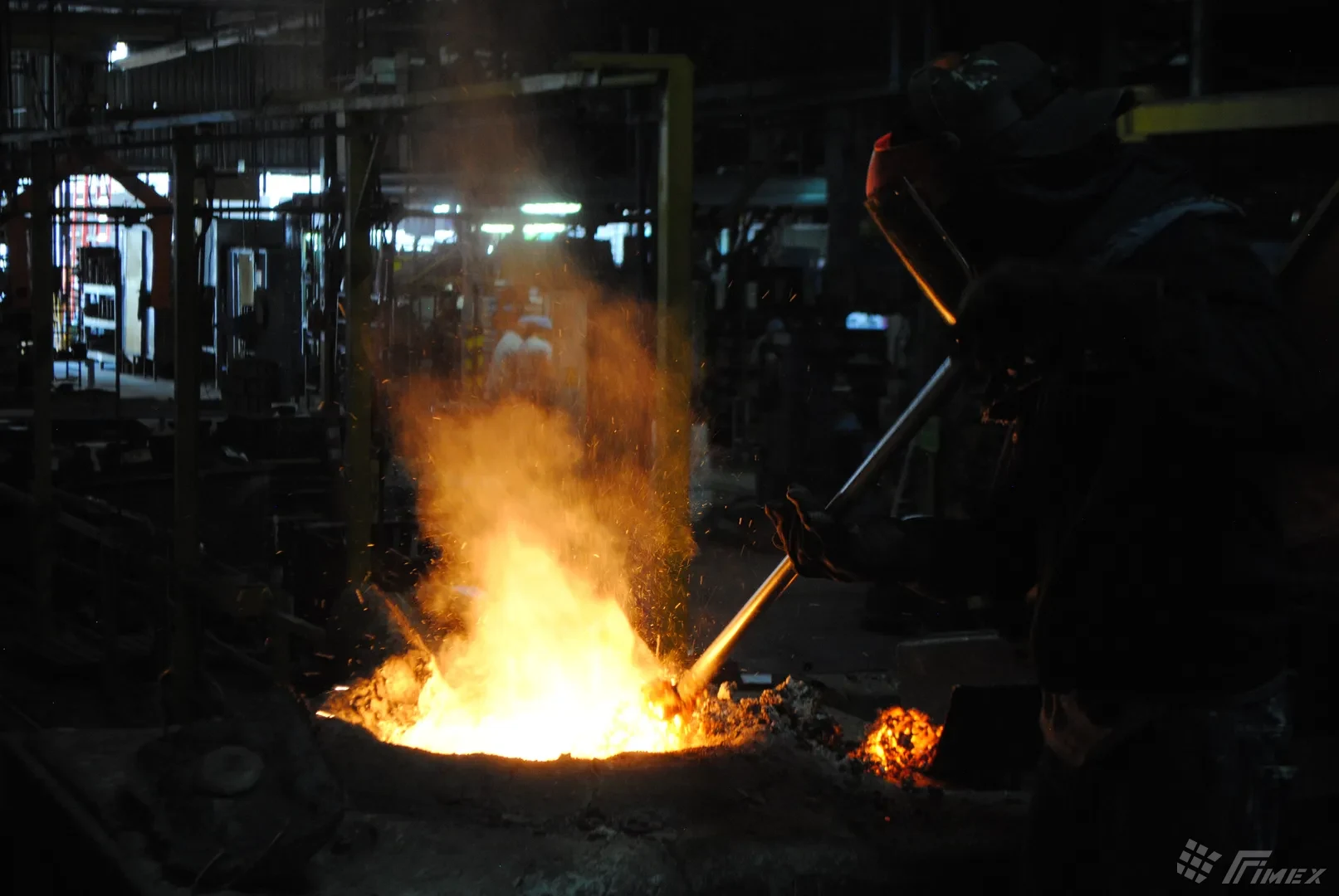 Operador de horno Fimex con llamas de metal fundido