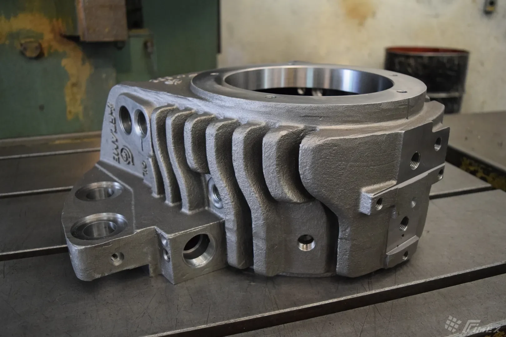 Carcasa con Aletas de Enfriamiento